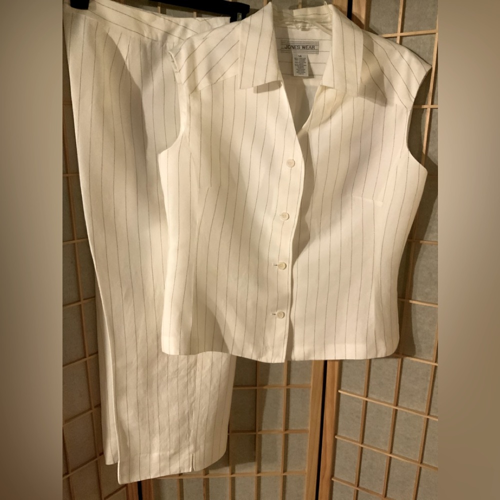 Jones Wear - 2pc matching 4 button Vest and ankle pants. Sz 14